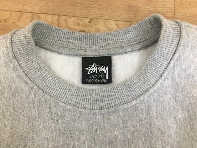 【中古】23AW STUSSY ｽﾃｭｰｼｰ STOCK LOGO SWEAT ｽﾄｯｸ ﾛｺﾞ ｽｳｪｯﾄ ﾌﾟﾙｵｰﾊﾞｰ ｸﾙｰﾈｯｸ ◇ ｸﾞﾚｰ S 33855099