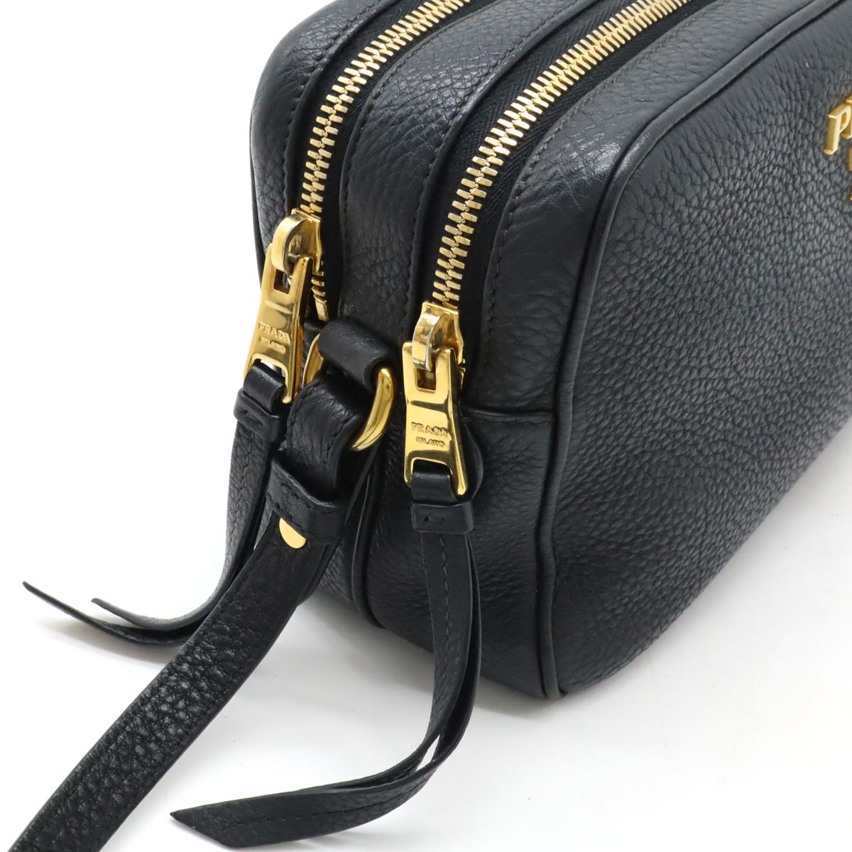 黒レザーショルダーバッグ ゴールド金具　PRADA 黒レザーショルダーバッグ ゴールド金具 PRADA プラダ