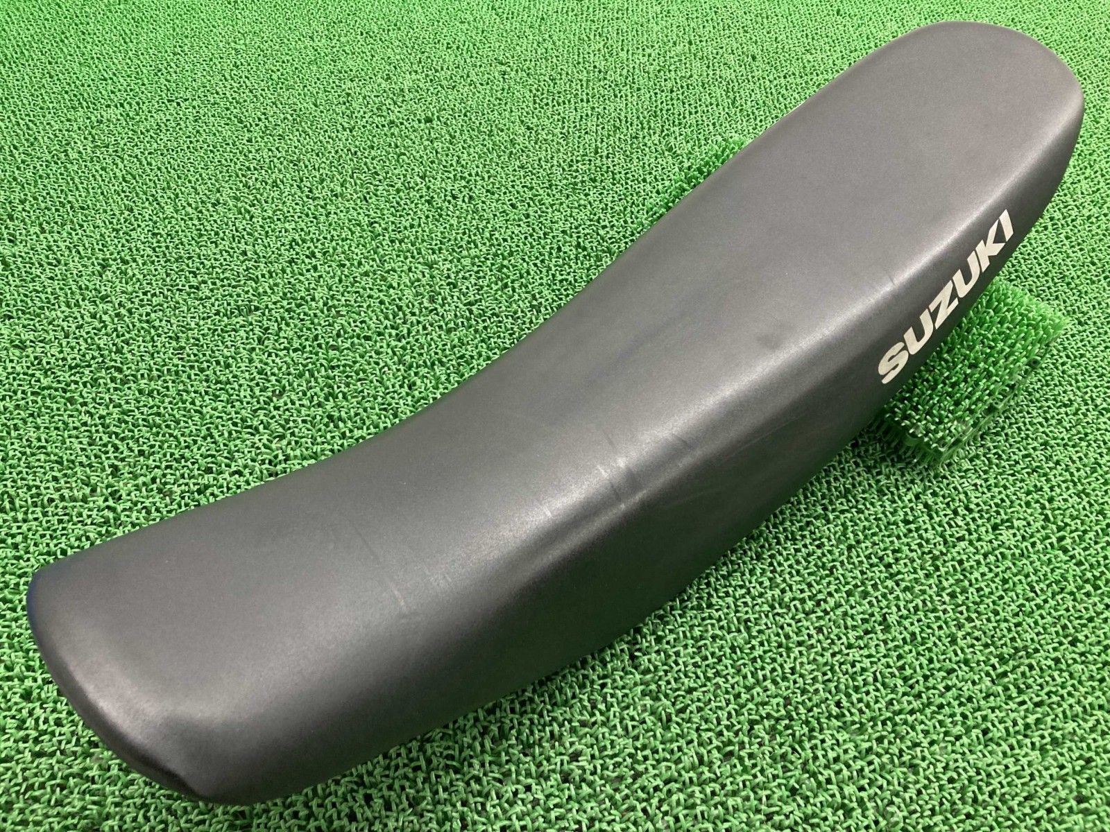 【中古美品】スズキ　Suzuki DRZ400SM 純正シート スズキ DR-Z400SM シート グレー/銀 S29F 純正 中古 バイク 部品