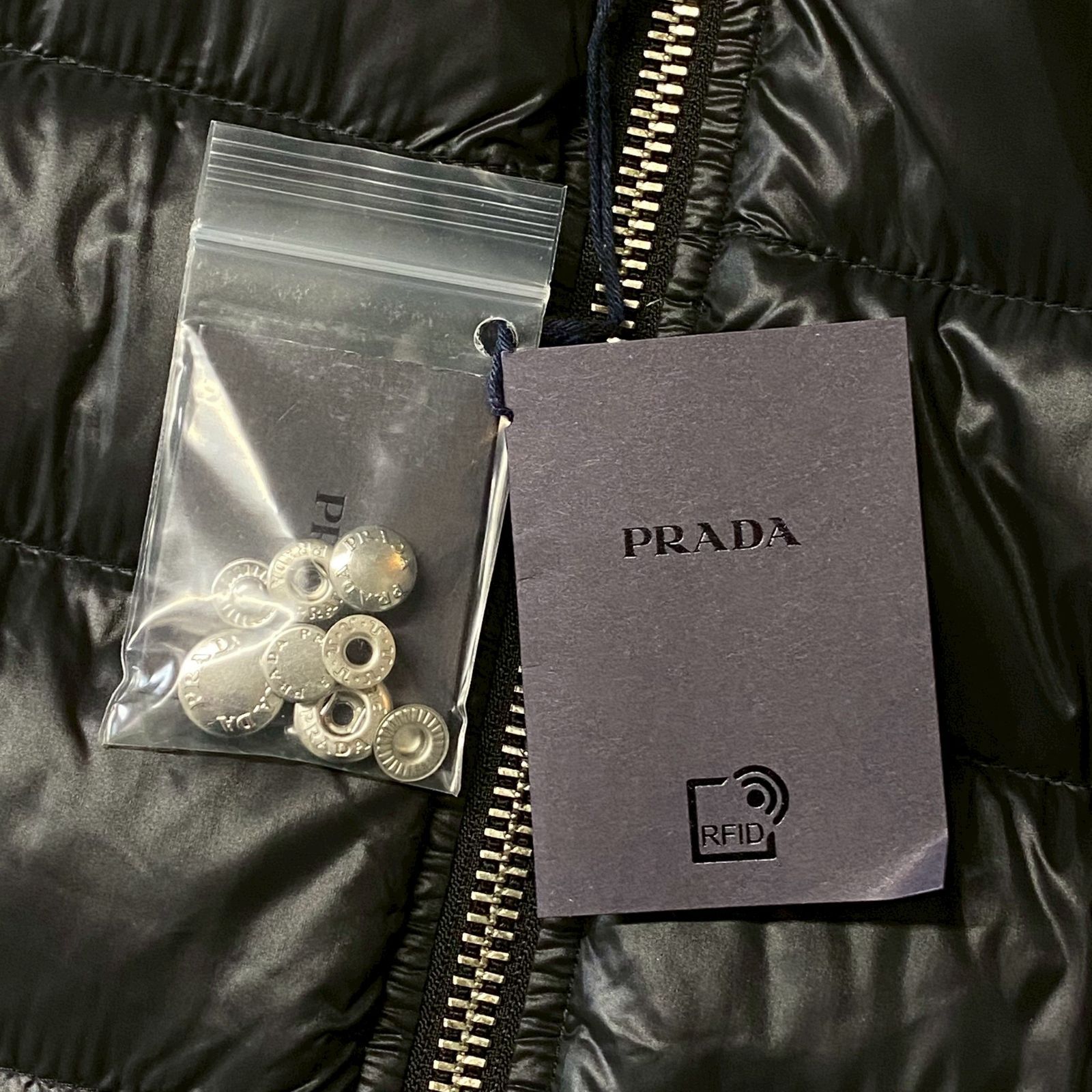 PRADA ブラック ダウンジャケット　トライアングル　ロゴプレート 国内即発【PRADA】トライアングルロゴ ダウンジャケット (PRADA