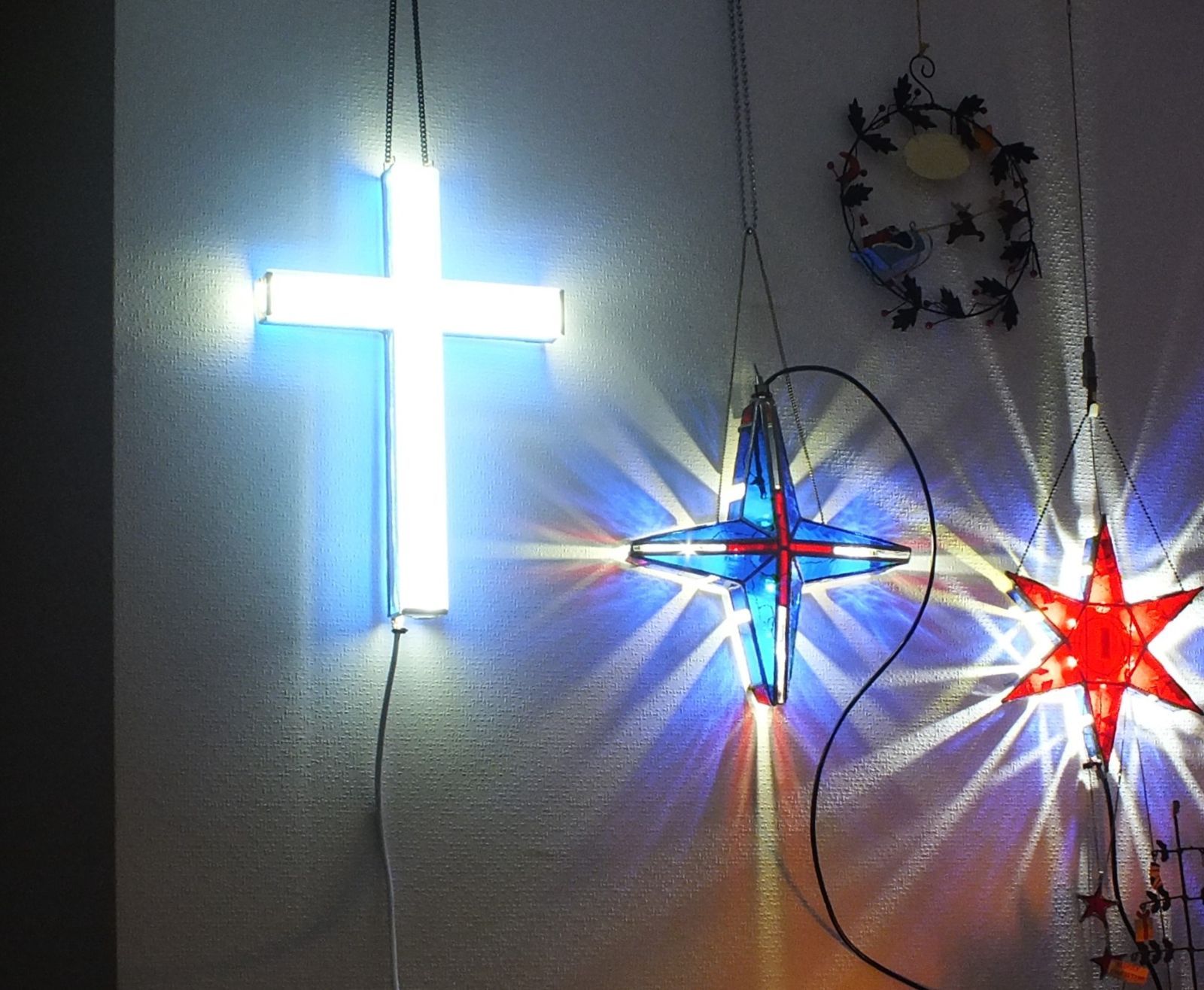 輝く十字架に・・(ステンドグラス、LEDランプ 壁掛け 輝く十字架に・・(ステンドグラス、LEDランプ 壁掛け