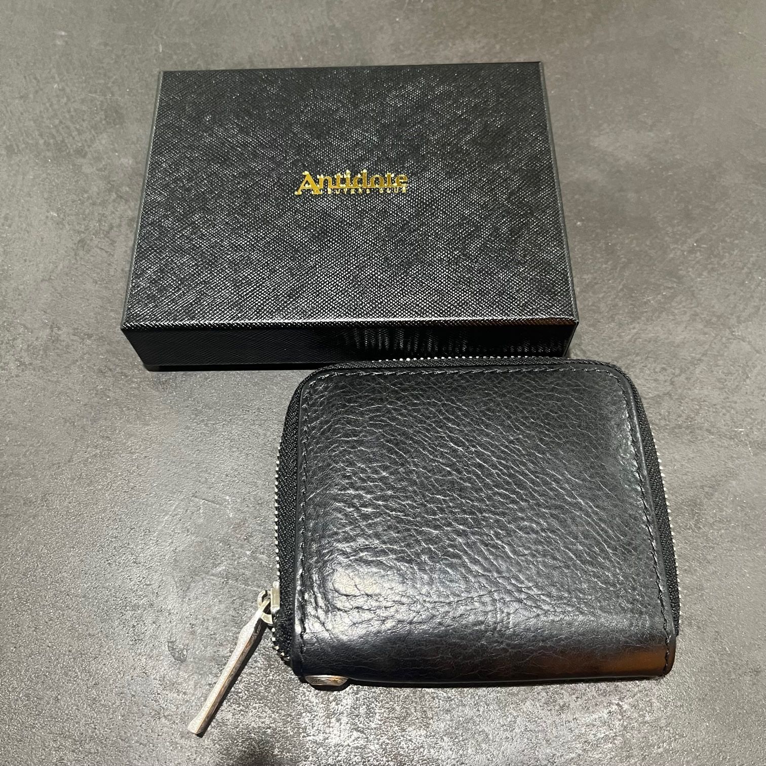 ANTIDOTE BUYERS CLUB Round Zip Compact Wallet ラウンドジップコンパクトウォレット 財布 2つ折り財布  アンチドートバイヤーズクラブ ブラック 72096A6 - メルカリ