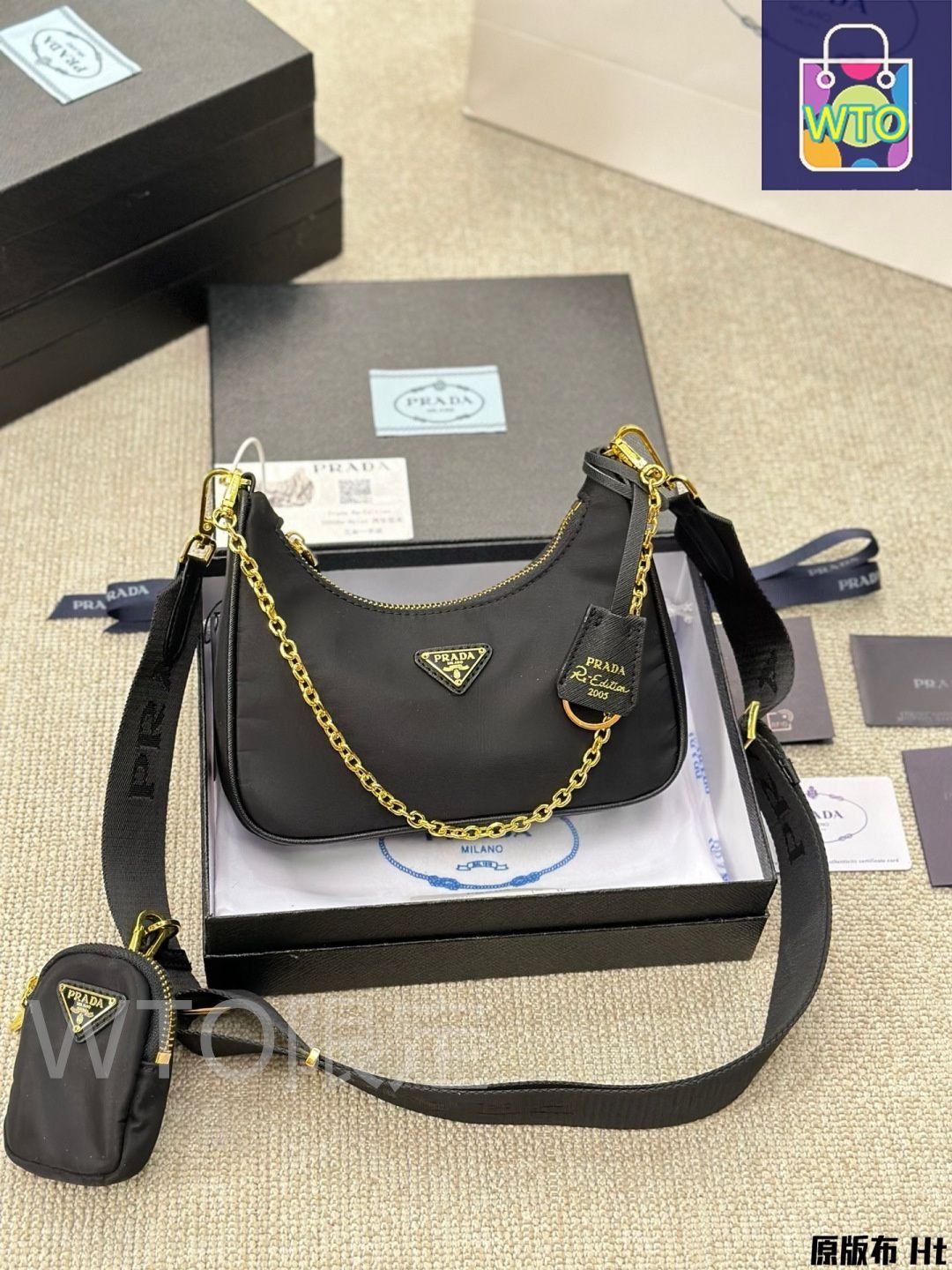 【近年モデル】プラダ テリー ホーボー 三角プレート ボア デカロゴ チャーム 近年モデル】プラダ テリー ホーボー 三角プレート ボア