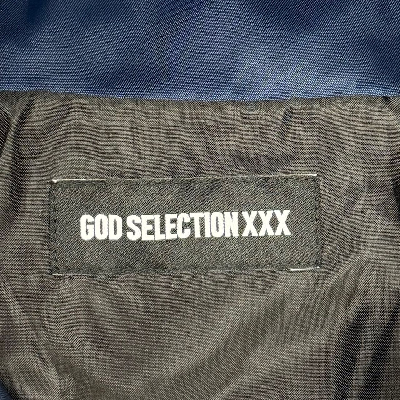 定価38500円 GOD SELECTION XXX × fragment design コラボ バックプリント コーチジャケット ゴッドセレクション  フラグメント GX-S23-FJK-02 ネイビー M 67746A3