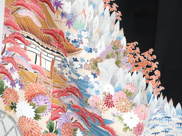 一輝堂】【着物】黒留袖 五つ紋 比翼仕立 流水に松・花・木々文 身丈約