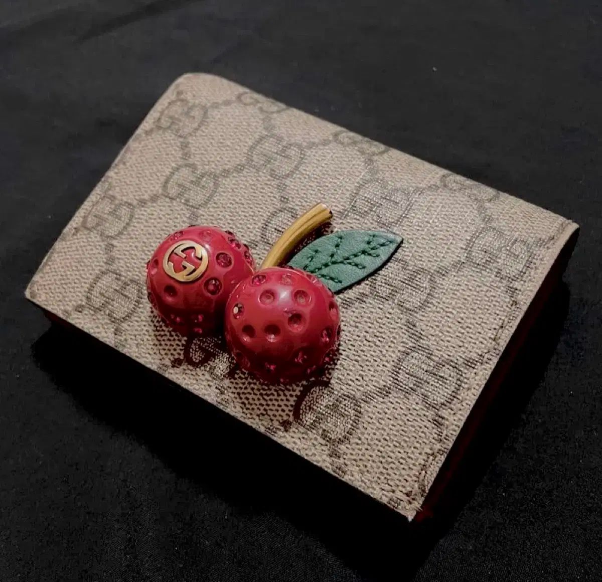 正規品 GUCCI(グッチ) チェリー 二つ折り財布 GG Supreme