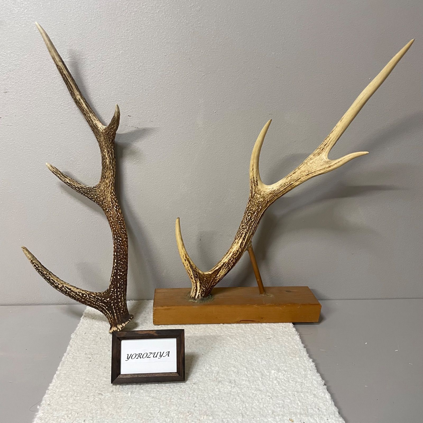 瑞】時代 木彫兜 鹿角 刀掛け 細工彫刻 時代武具 置物 オブジェ