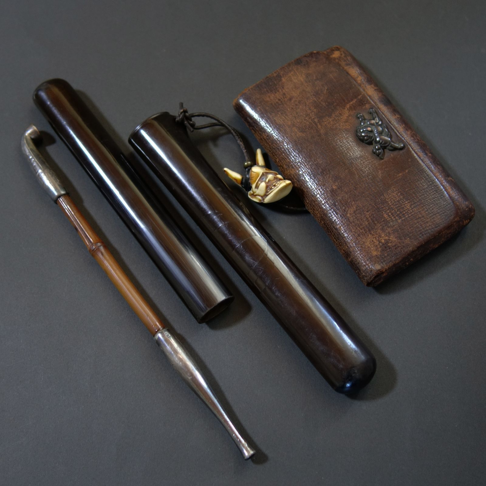 煙管 煙管筒 煙草入 【 煙管 純銀製 ／ 煙管筒 漆塗製 ／ 煙草入 革