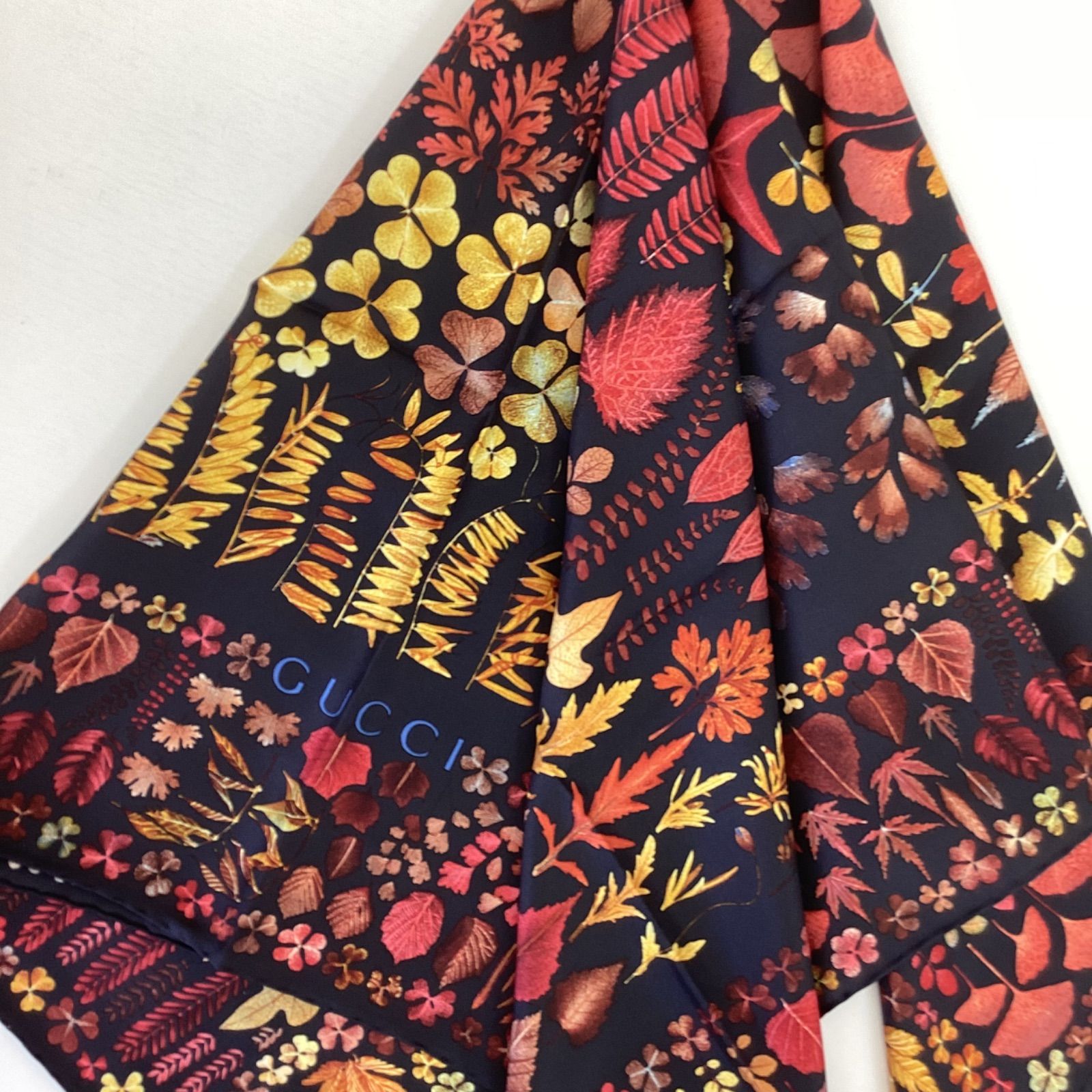 GUCCIグッチリーフ柄落ち葉柄大判スカーフ - メルカリ