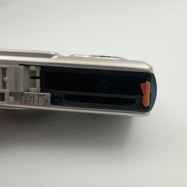 コンパクトデジタルカメラ