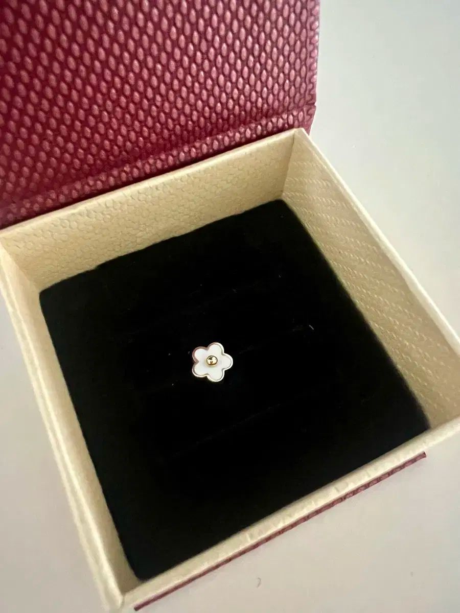 デイジー 14kgf（8mm フラワーピアス 透明クリスタル 花ピアス
