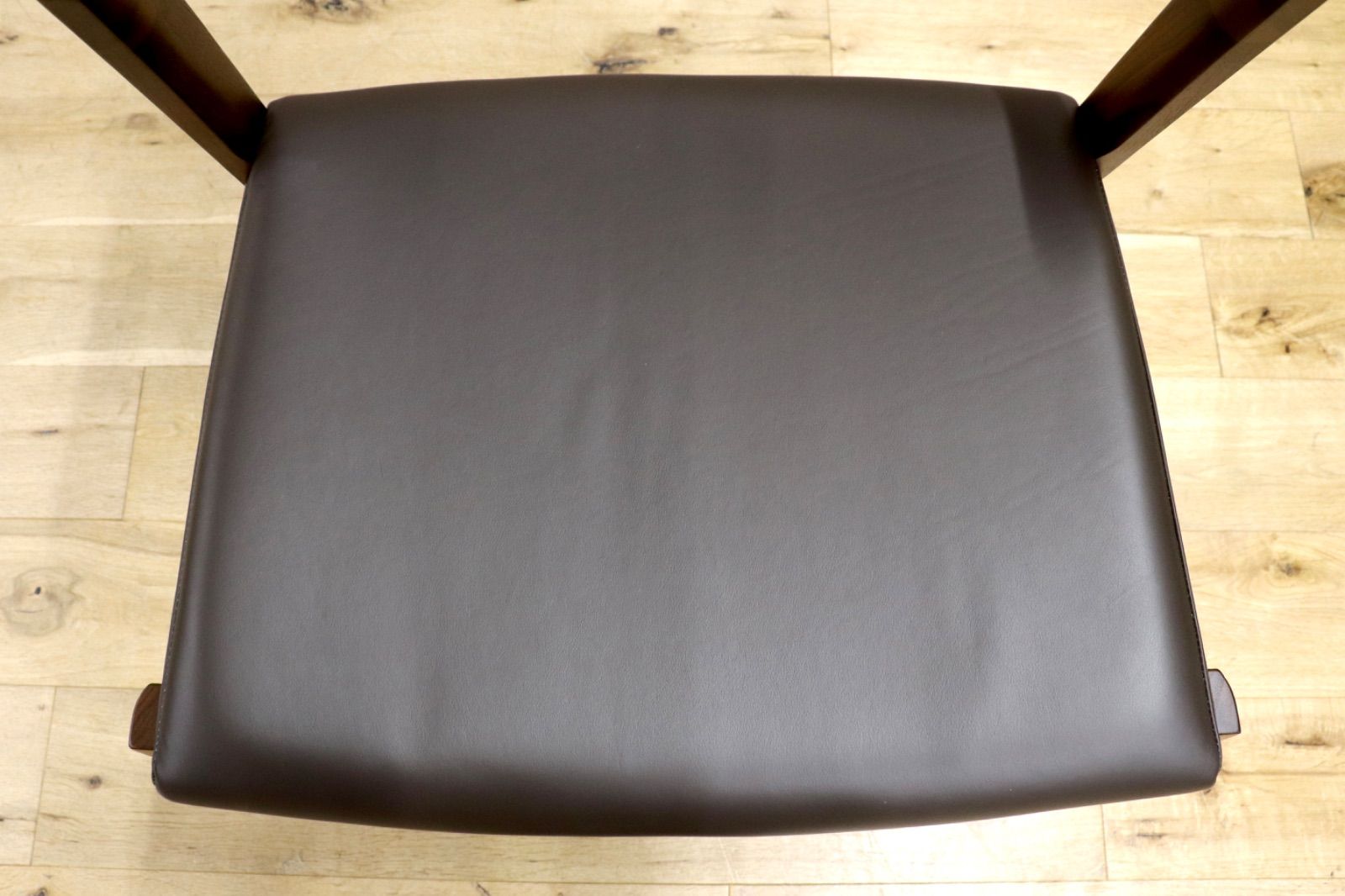 D03780 ワイドアームレスチェア