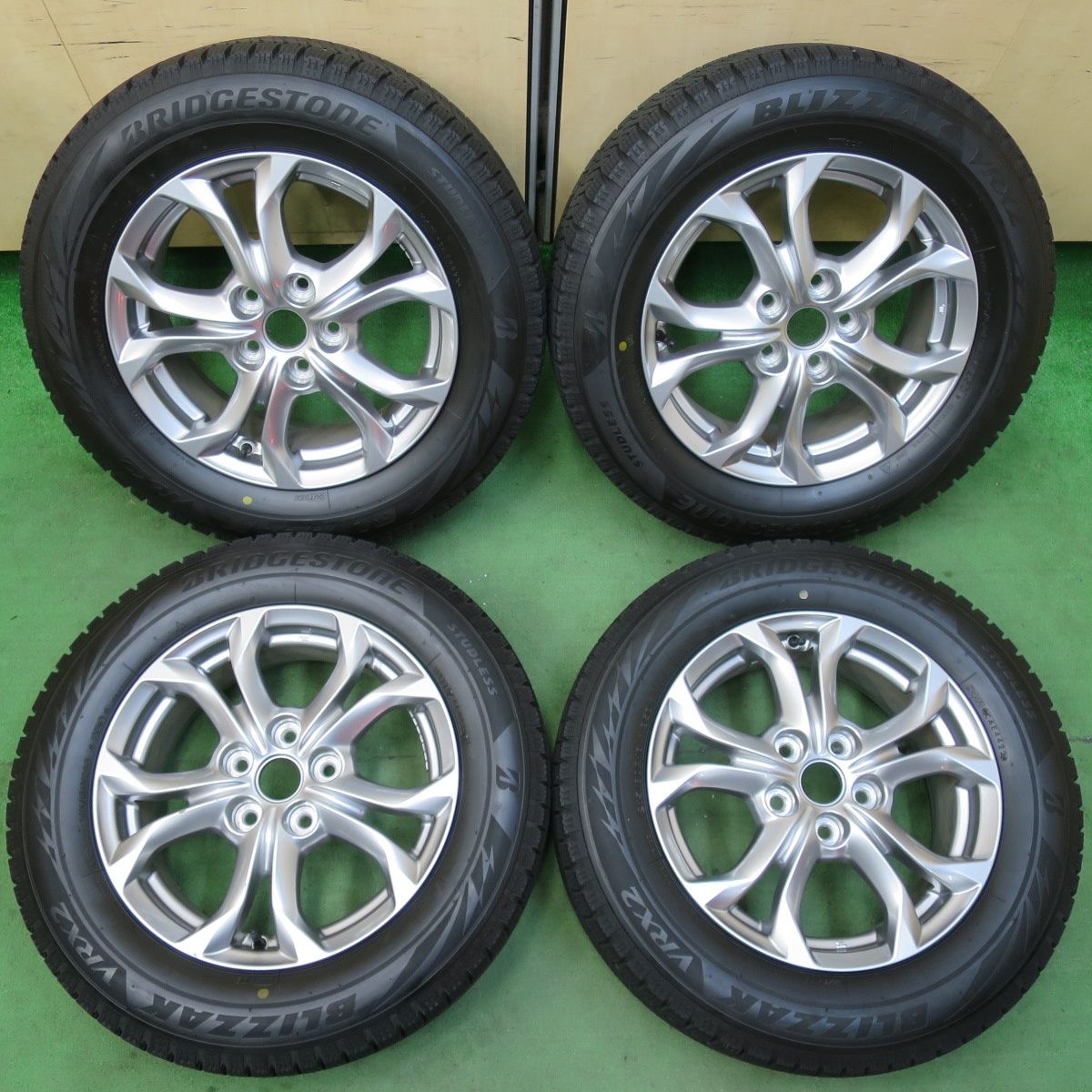 [送料無料] バリ溝！22年！キレイ！9.5分マツダ CX-3 純正 215/60R16 スタッドレス ブリヂストン ブリザック VRX2 16インチ PCD114.3/5H5021705イス