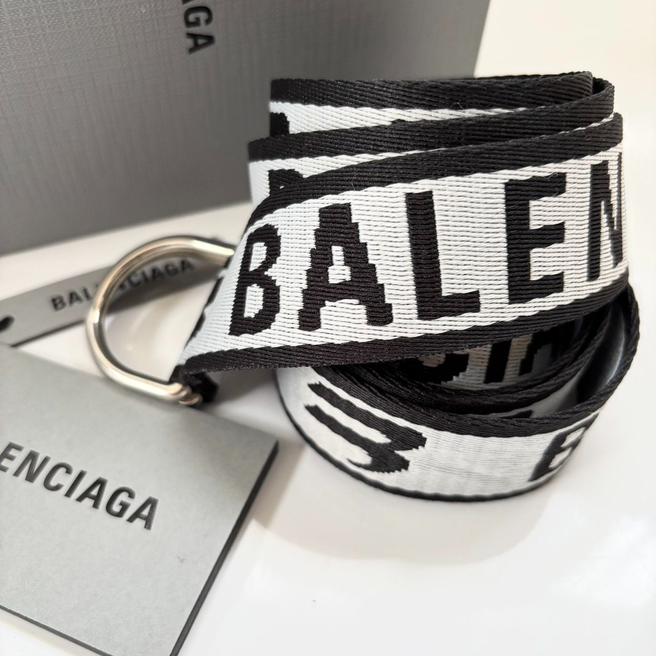 S*様 BALENCIAGA D RINGベルト　ホワイト　ブラック　バレンシア ホワイト の ウィメンズ D Ring ベルト スニーカー | Balenciaga JP