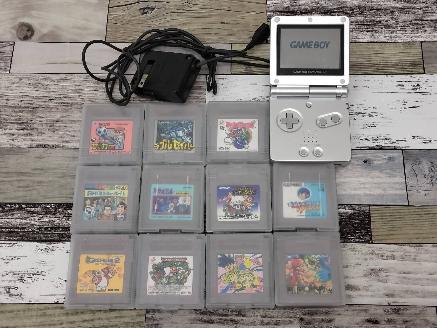 ゲームボーイ アドバンス SP シルバーと充電器 ゲームボーイアドバンスSP シルバーアダプター充電器＆11本の