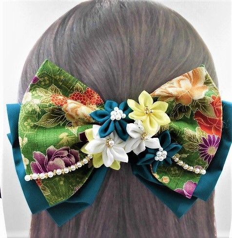 髪飾り　ヘアアクセサリー　パールチェーンと桔梗のお花付き緑色の和柄リボンコーム（大）和装に