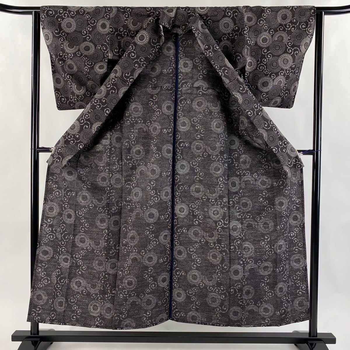 100㎞圏内無料配達 小紋 身丈154cm 裄丈62.5cm S 単衣 紬地 菊 唐草 墨色 正絹 秀品 ミニマリズム