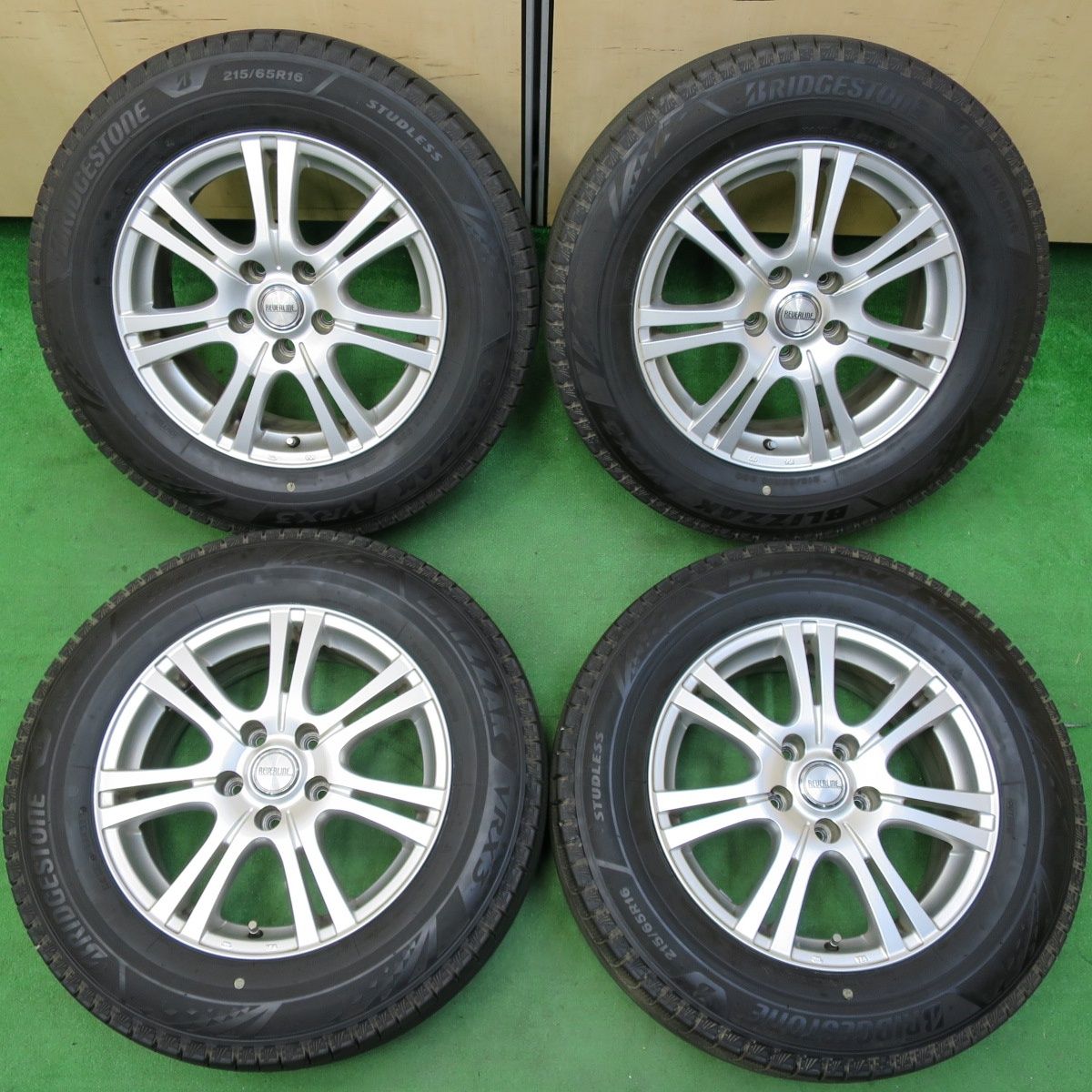 *送料無料* バリ溝！22年！9分スタッドレス 215/65R16 ブリヂストン ブリザック VRX3 REVERLINE リバーライン 16インチ PCD114.3/5H4060805イス