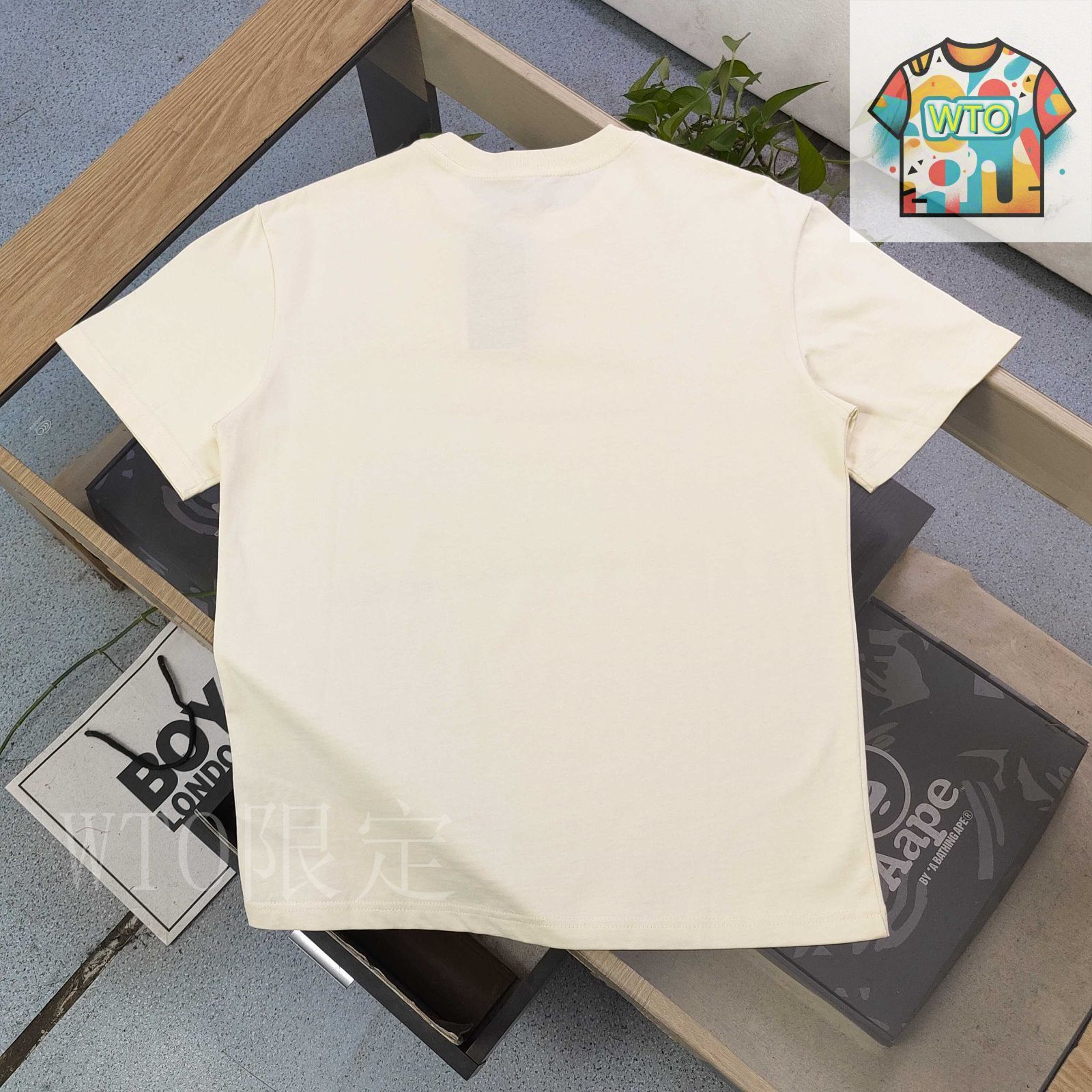 本日のみ‼️キレイ美品✨ 本物 GUCCI ✨可愛い猫ちゃん×ハチ❤Tシャツ 本日のみ‼️キレイ美品✨ 本物 GUCCI ✨可愛い猫ちゃん×ハチ❤