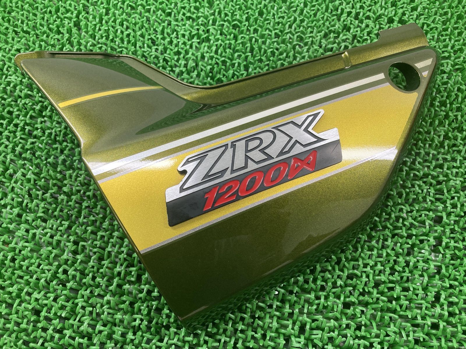 ZRX1200ダエグ サイドカバー 左 緑M 36001-1597 カワサキ 純正  バイク 部品 ZRT20D コケキズ無し そのままでも使える 修復素材に ノーマル戻しに 車検 Genuine:22105818