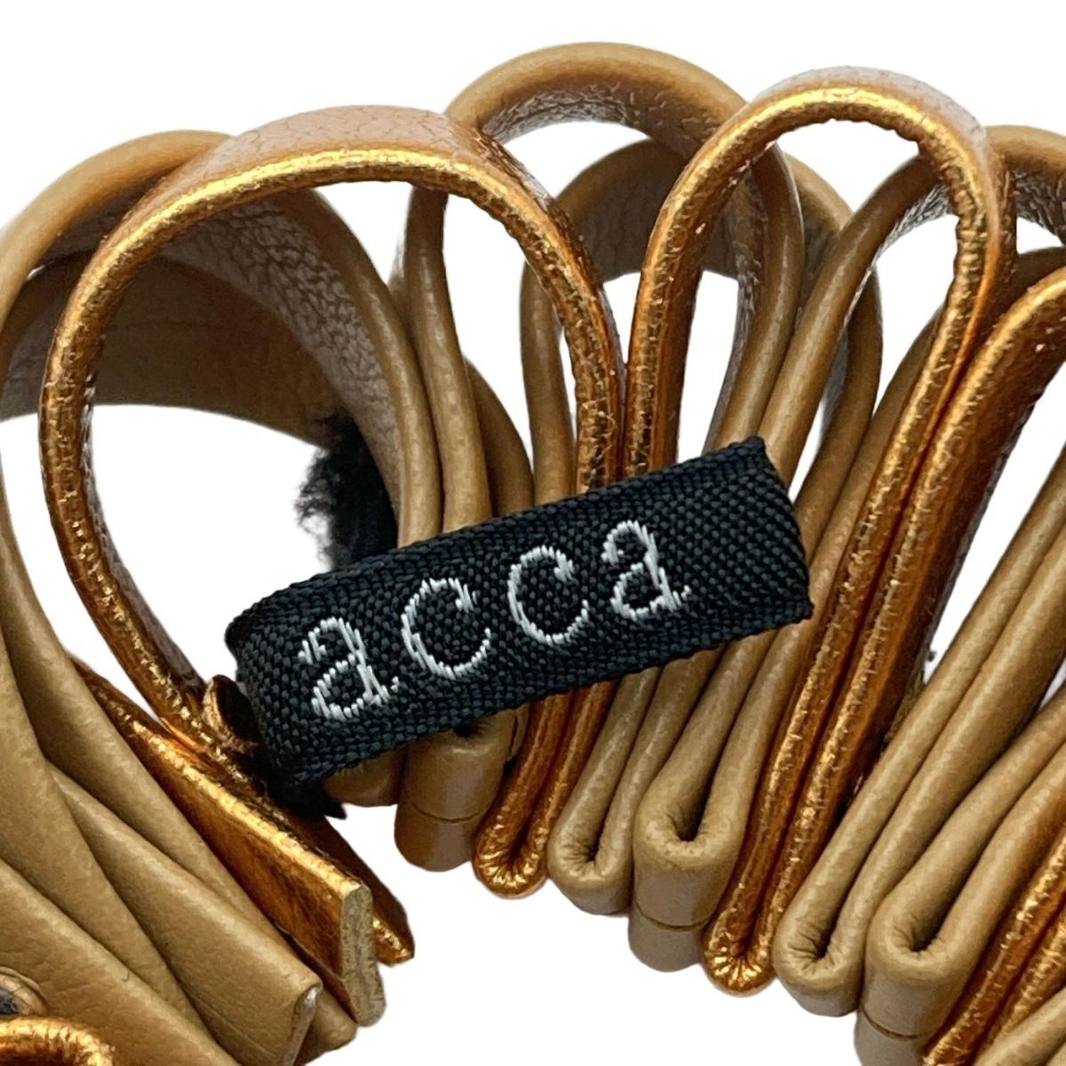 大人女性の acca(アッカ) アクセサリー美品 - レザー ベージュ×ゴールド ヘアアクセサリー