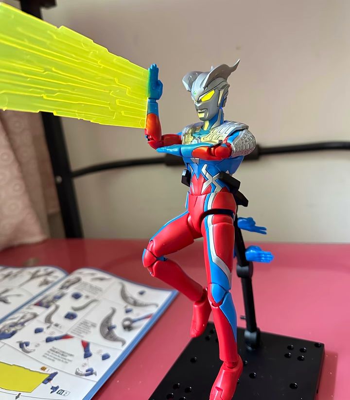 中国限定 ウルトラマンゼロ 特別版 プラモデル 発光機能付き