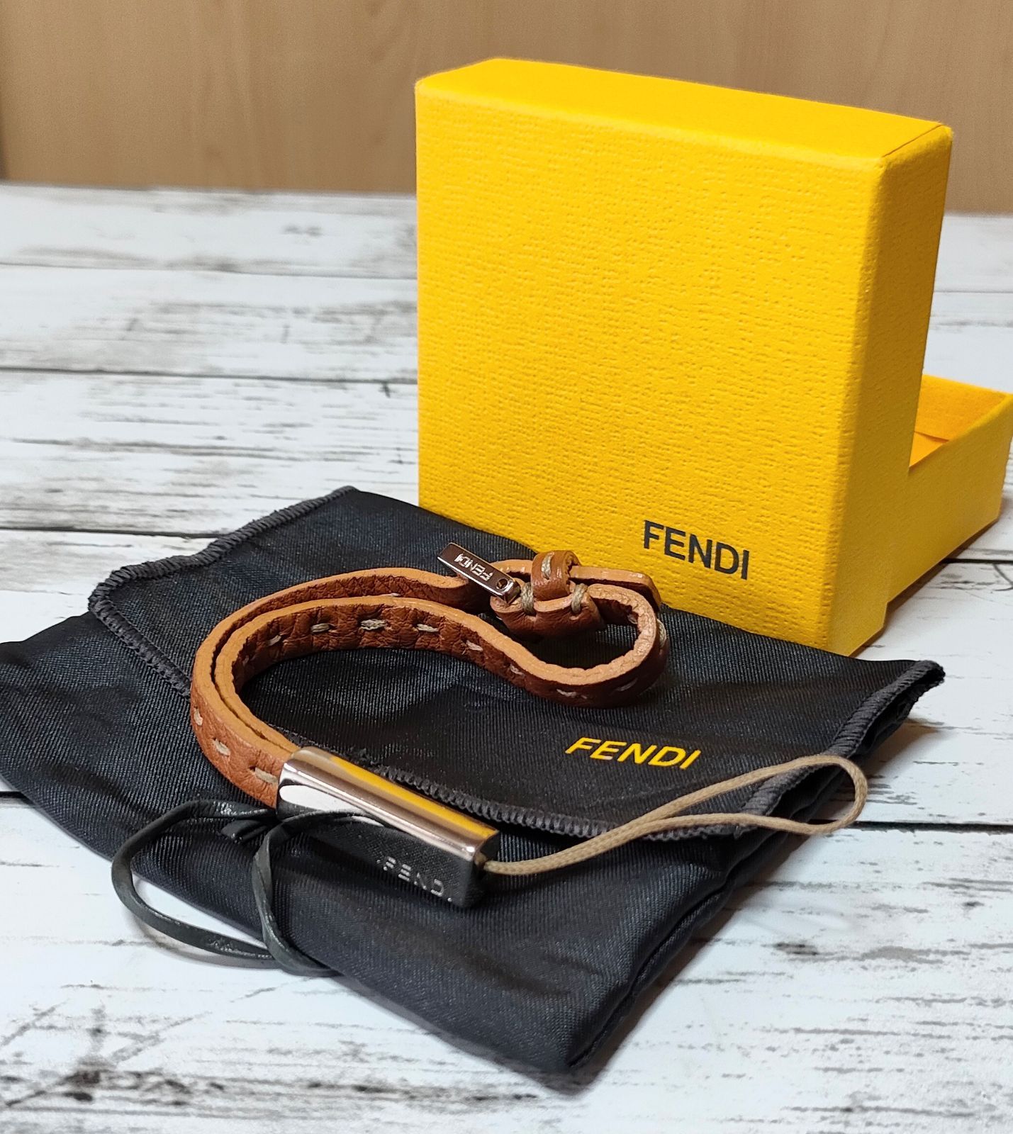 FENDI 携帯 スマホ ストラップ レザー 金具 箱 袋付き - メルカリ