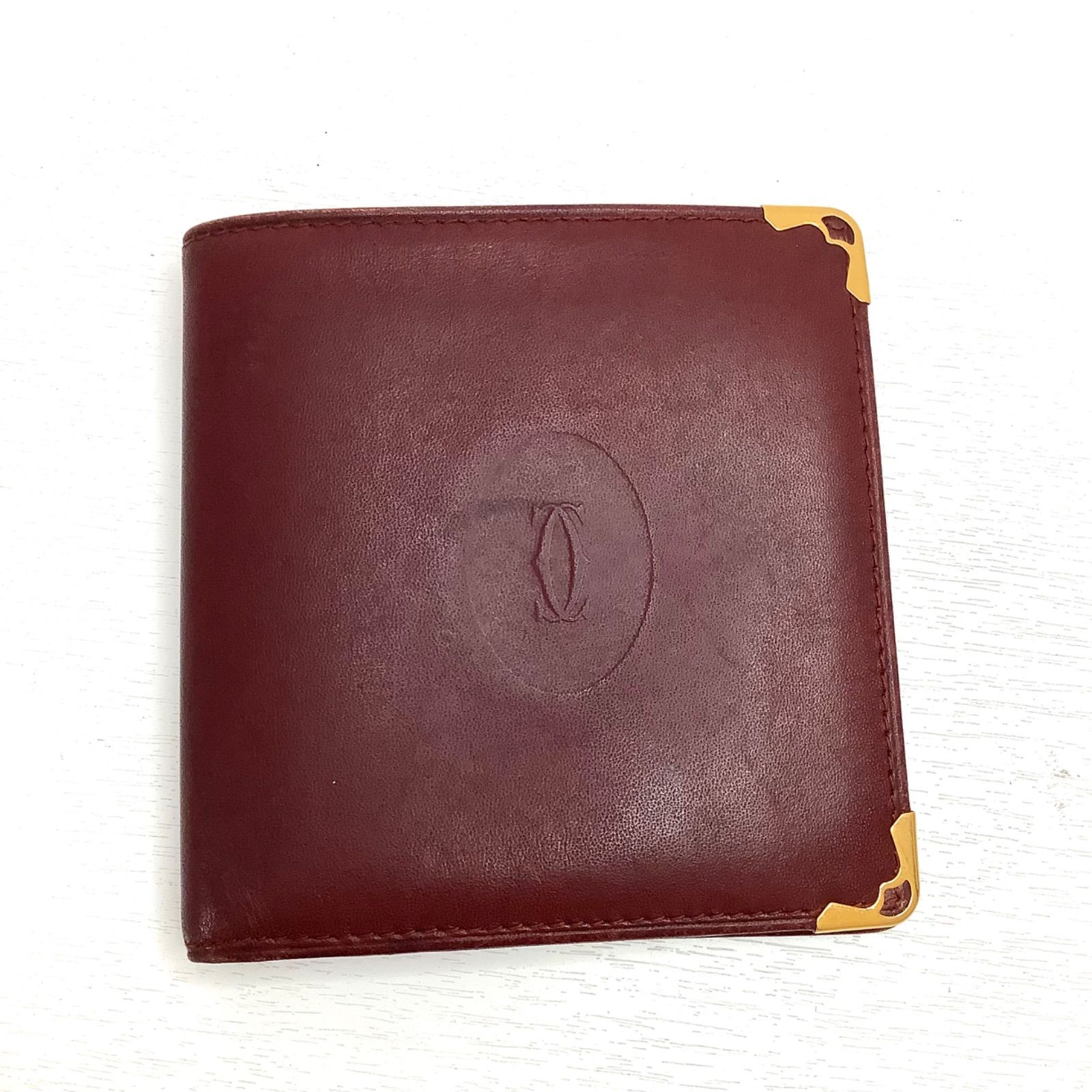 大人上品なおすすめコーデ Cartier エンボスロゴ 二つ折り財布 マストライン カルティエ 小物
