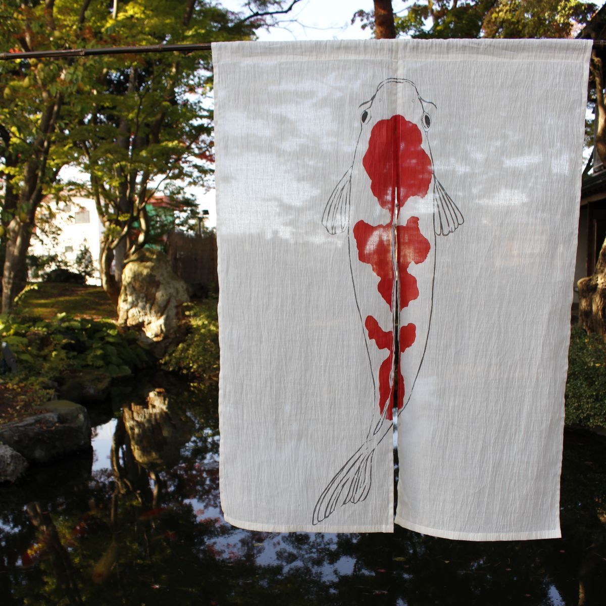 麻の縮のれん錦鯉