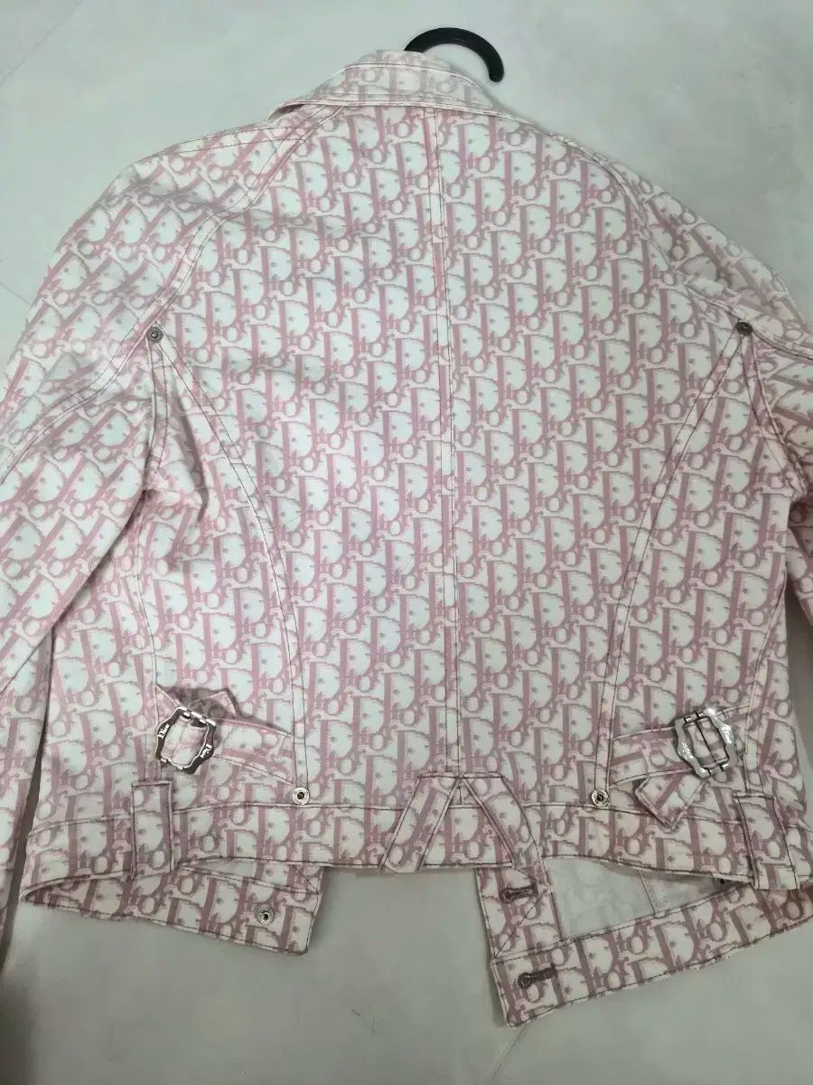 海外直営店直接買い付け！ クリスチャン Dior ディオール 斜め ピンク デニム ジャケットを売っています