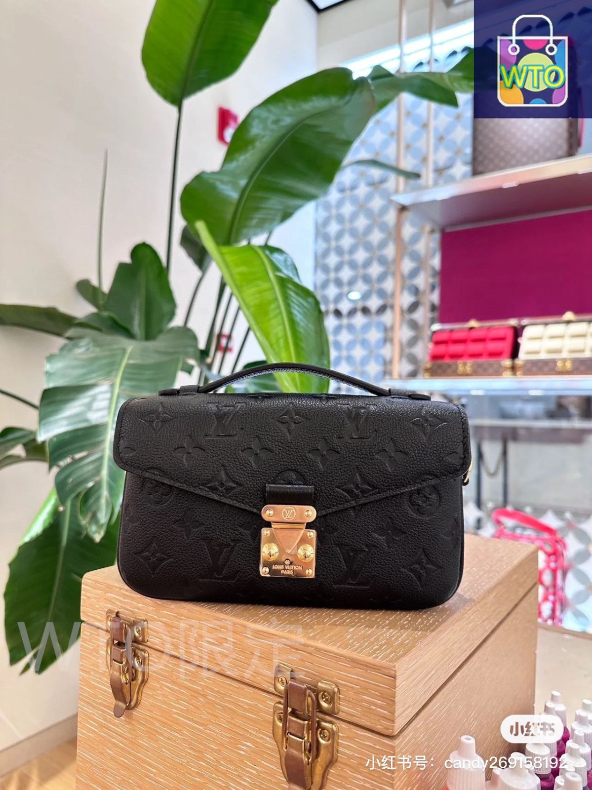 LV 黒色真皮ミニポストバッグ