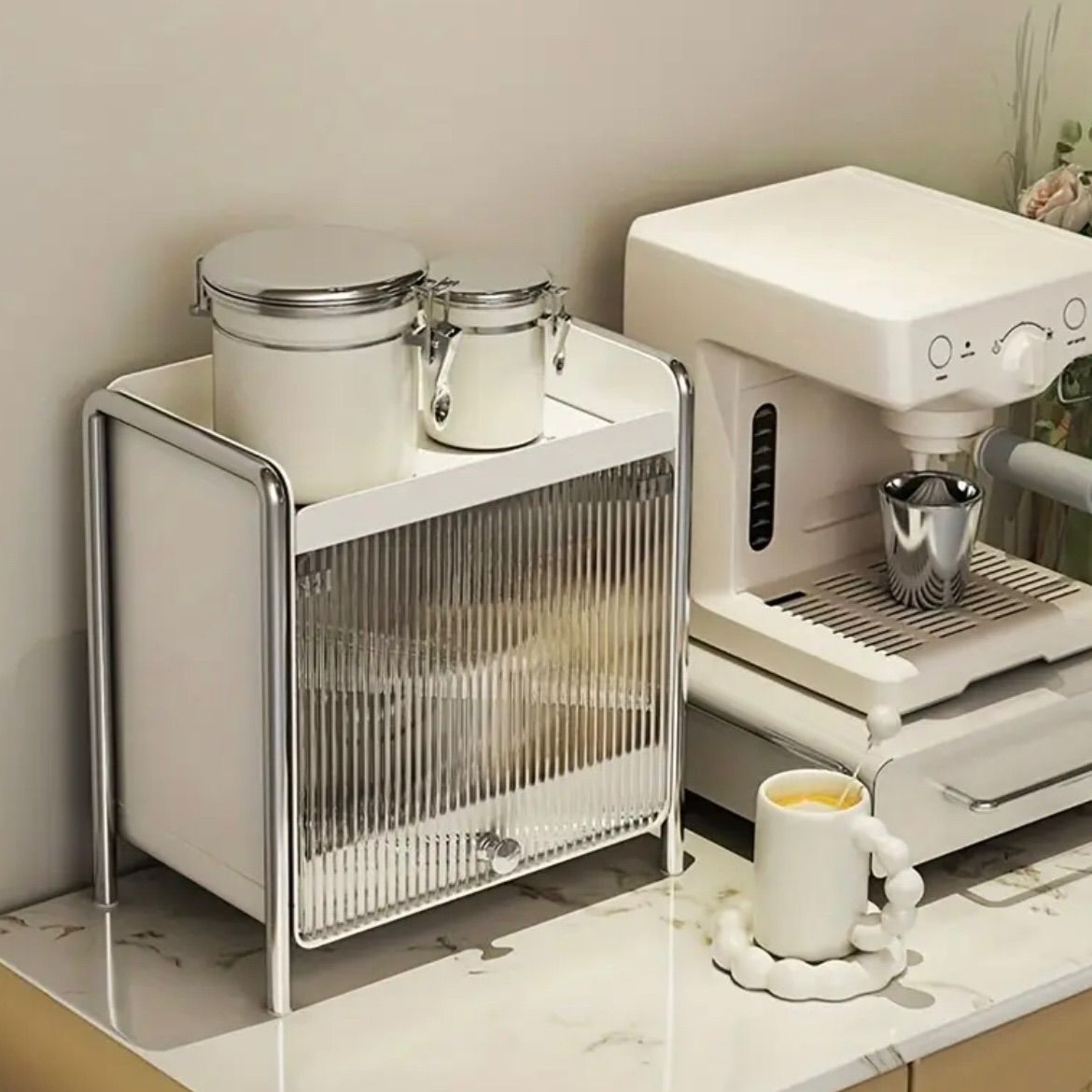 収納 カップ収納ラック 金属製 錆びにくい 仕上げ ドア付き引き出し式 オーガナイザー コーヒーカップ ティーマグ 化粧品収納対応 キッチン 洗面所 ベッドルーム 最適 多機能棚 スペース節約設計 お洒落 シンプルデザイン リビングルーム かわいい