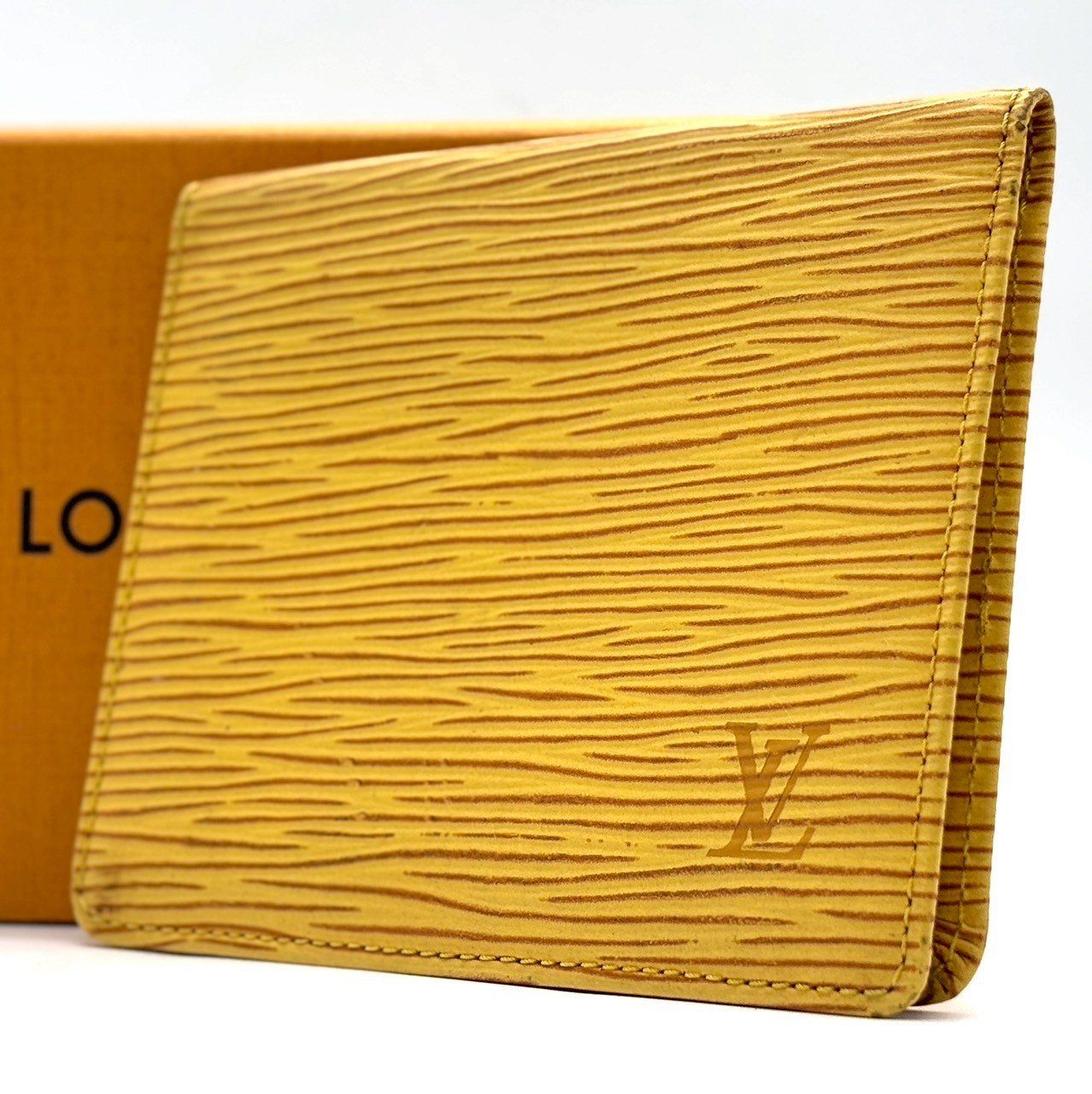 差し色で記憶に残る LOUIS VUITTON ルイヴィトン パスケース エピ 2カルト 定期入れ レザー M63209 SP0987 イエロー