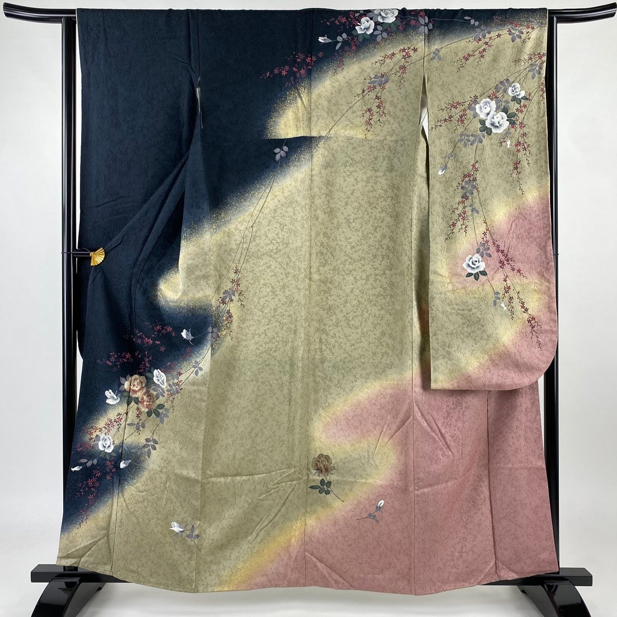 振袖　正絹　黒地　身丈165㎝ 振袖 身丈162cm 裄丈65cm M 袷 牡丹 菊 金彩 黒 正絹 名品