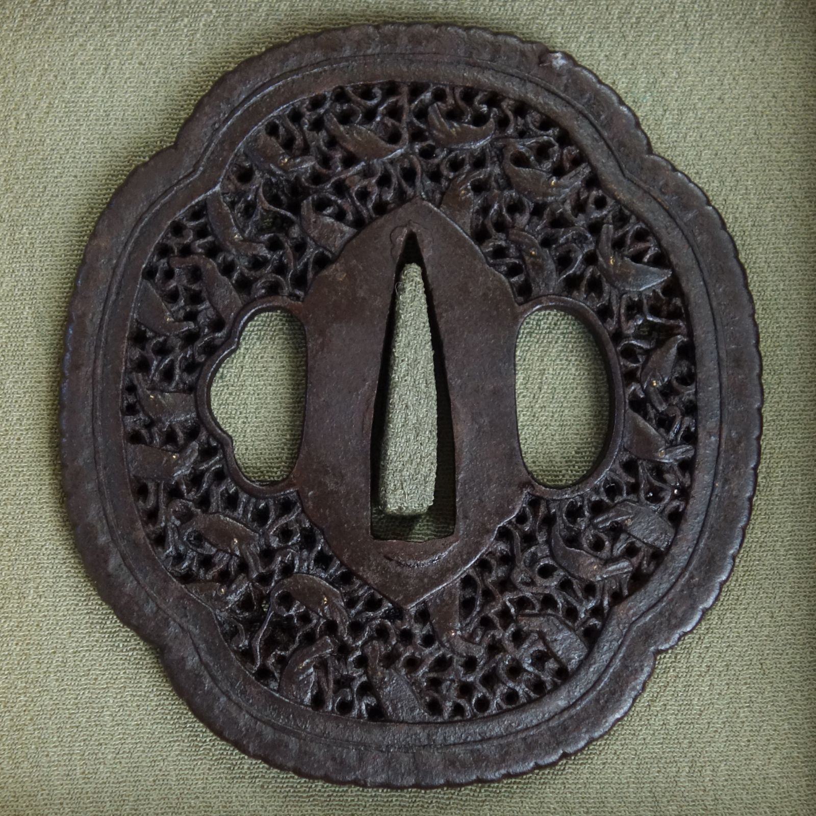 古美術　鉄地透鍔　時代物　鐔　古美術　25CE 鍔 【 鉄地 鯆唐草透 南蛮鍔 】 日本刀 刀装具 鐔 骨董 古美術