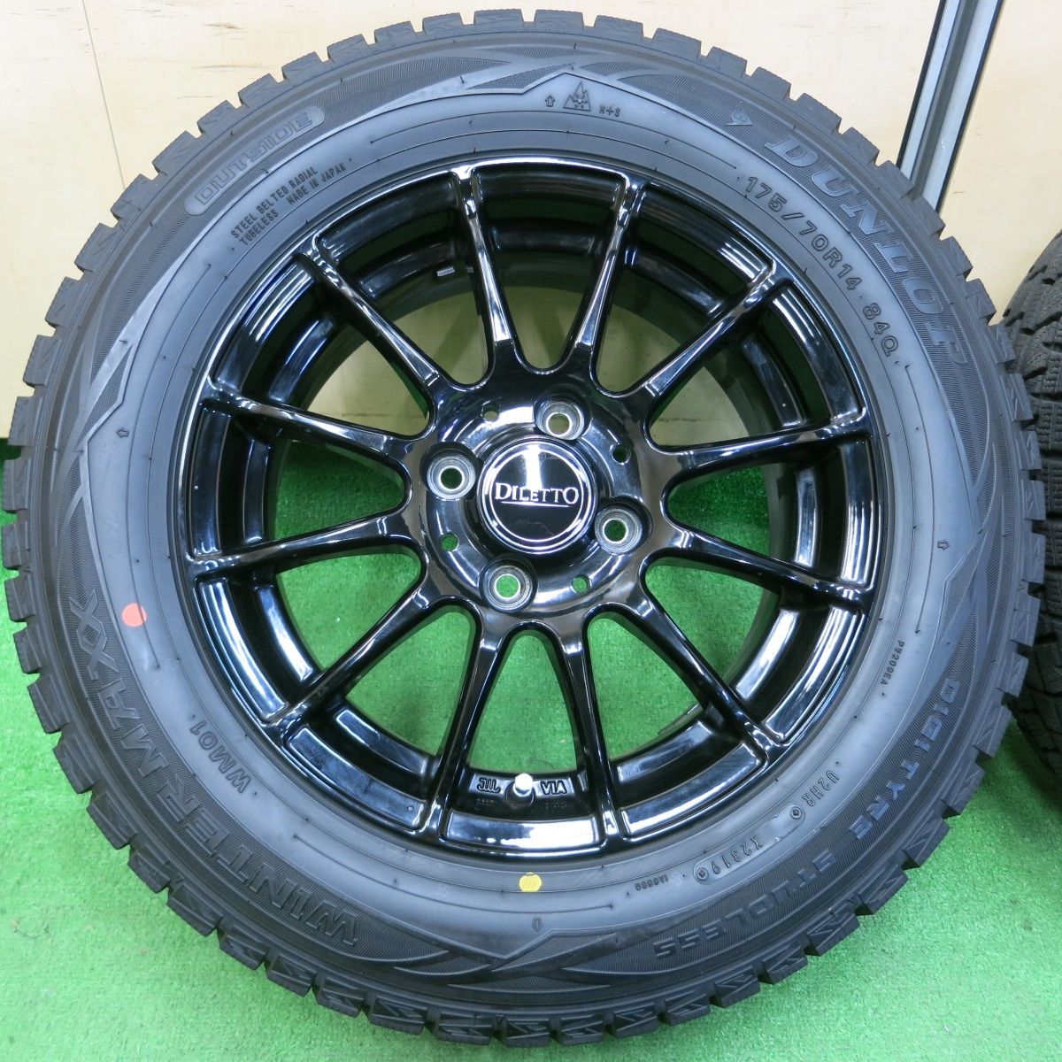 送料無料* 超バリ溝！キレイ！ほぼ10分☆スタッドレス 175/70R14 ダンロップ ウインターマックス WM01 DILETTO ディレット  PCD100/4H☆4040208イス - メルカリ