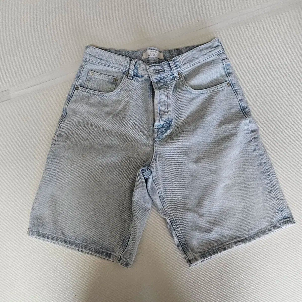 ZARA(ザラ) ライトブルーデニム ハーフパンツ 30 サイズ 出品