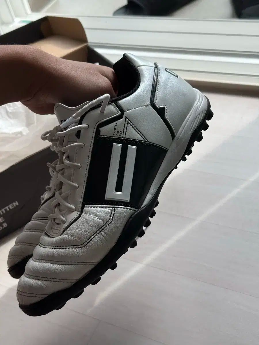 Capitten ONE TF イニエスタ フットサルシューズ ブラック CAPITTEN