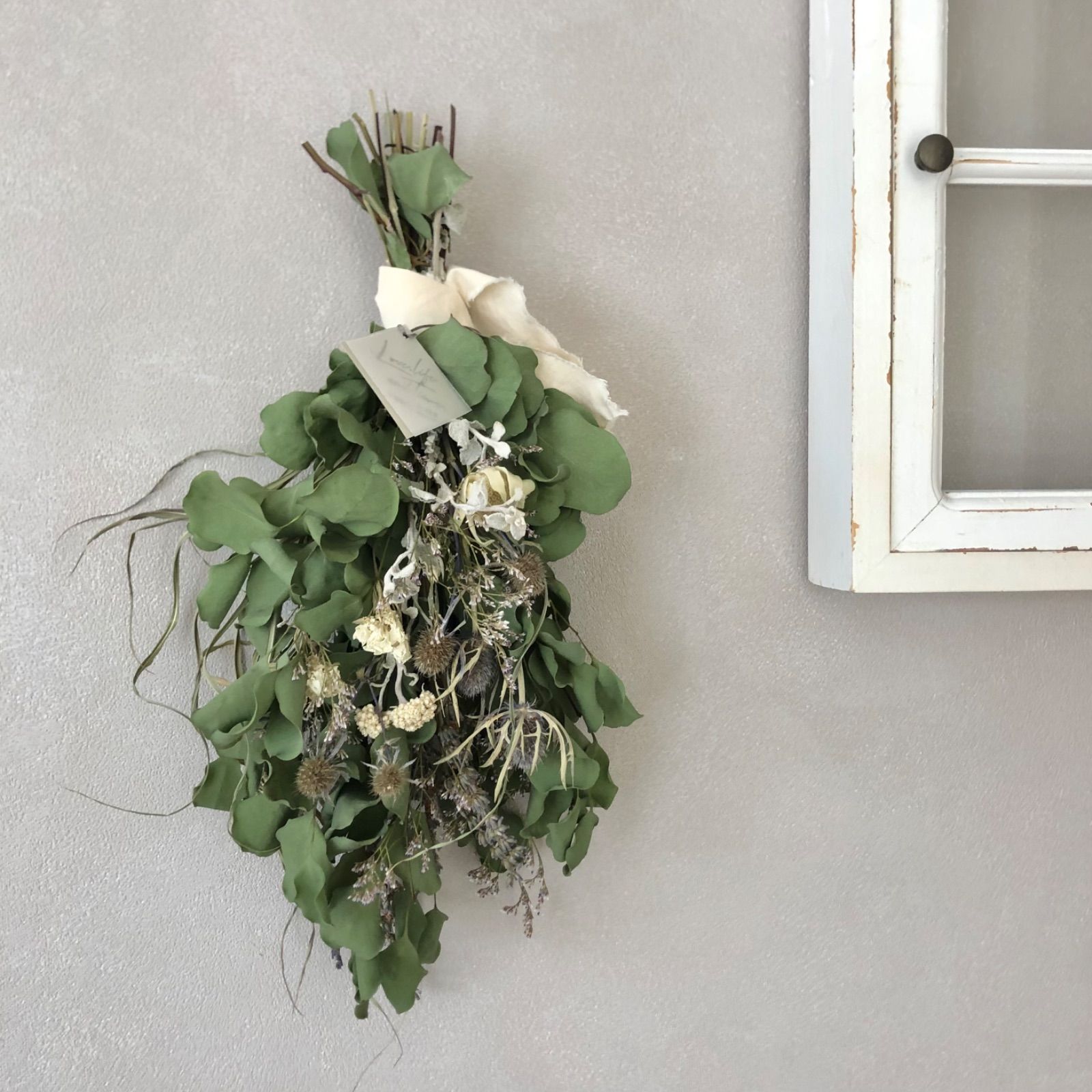 mii*様 ユーカリポポラス とホワイトフラワーのスワッグ 37〜45cm