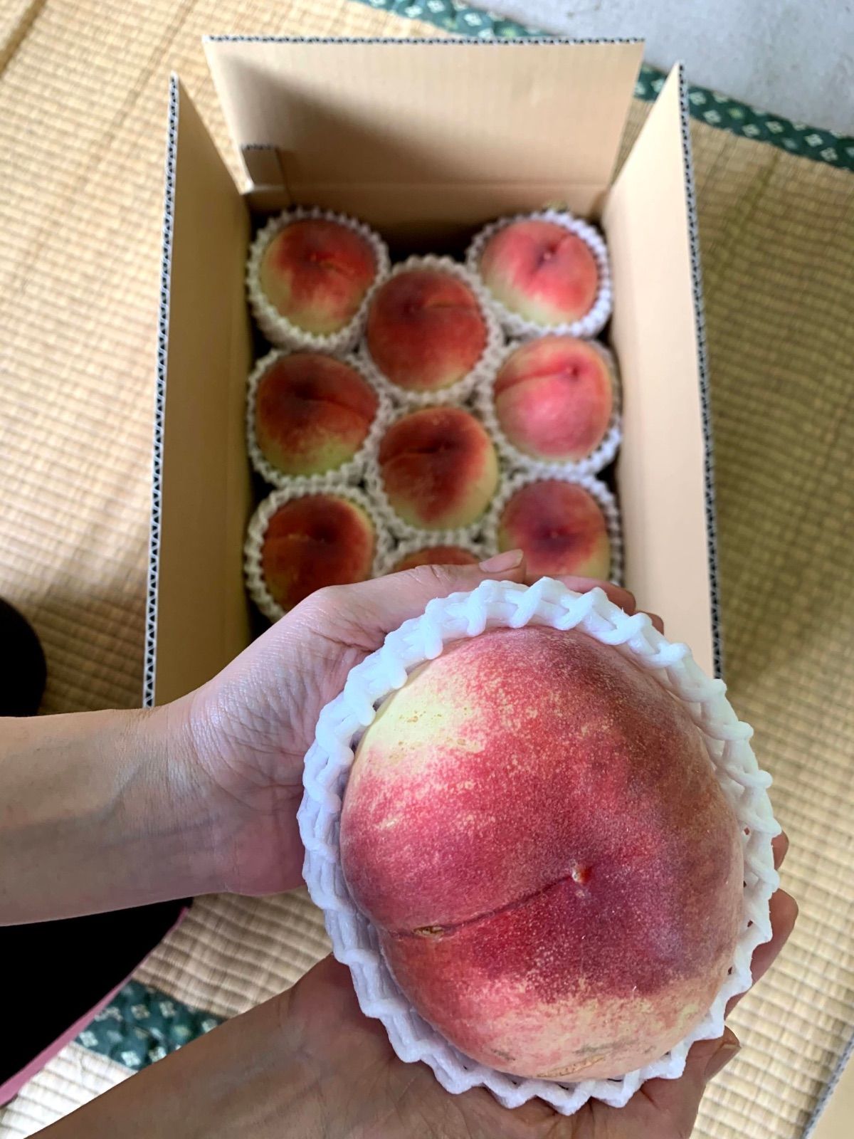 クール便です。山梨県産の桃。訳あり品。4キロ箱に目一杯。11個