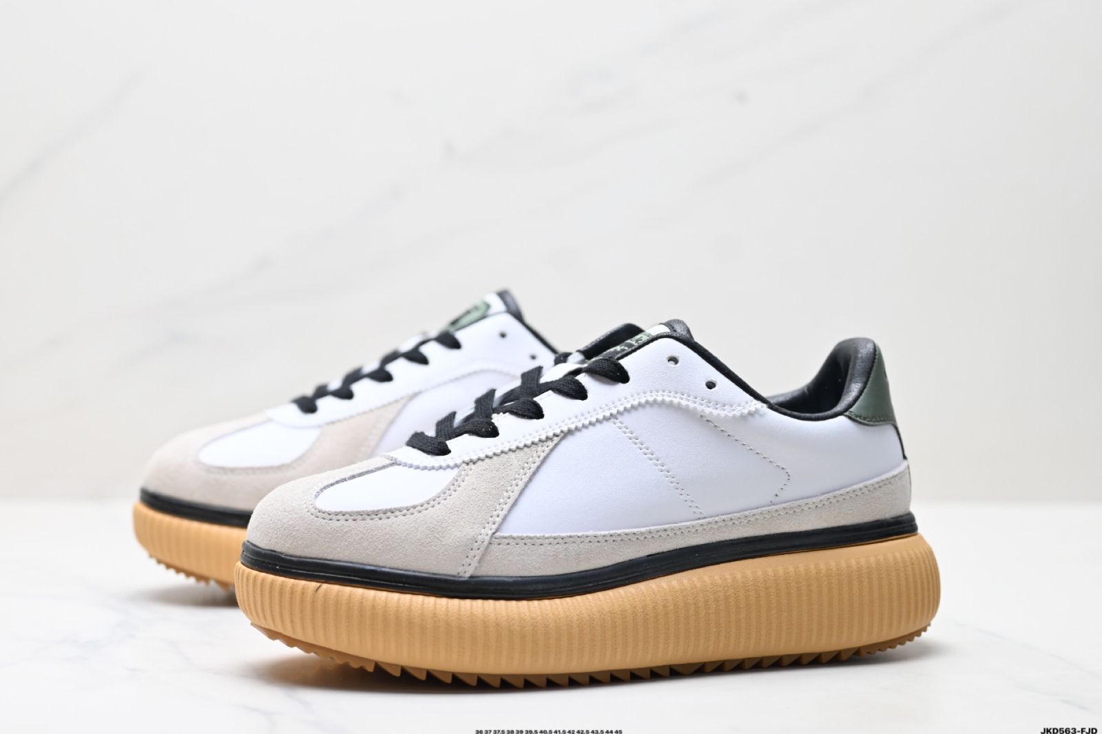 国内即発【Onitsuka Tiger】オニツカタイガー DELECITY 厚底 国内即発【オニツカタイガー】 DELECITY 厚底 シルバー