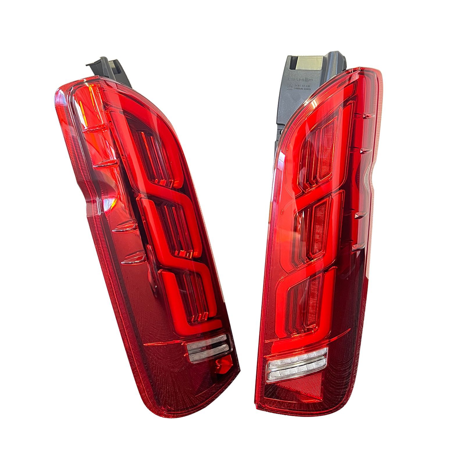 【BKMより完全新作！！】 Attirantシリーズ 200系ハイエース用 LEDテールランプ レッドレンズ シーケンシャル・専用アプリ・アクション機能搭載 Eマーク取得済み  1年保証付き TRH2##/KDH2##/GDH2##系