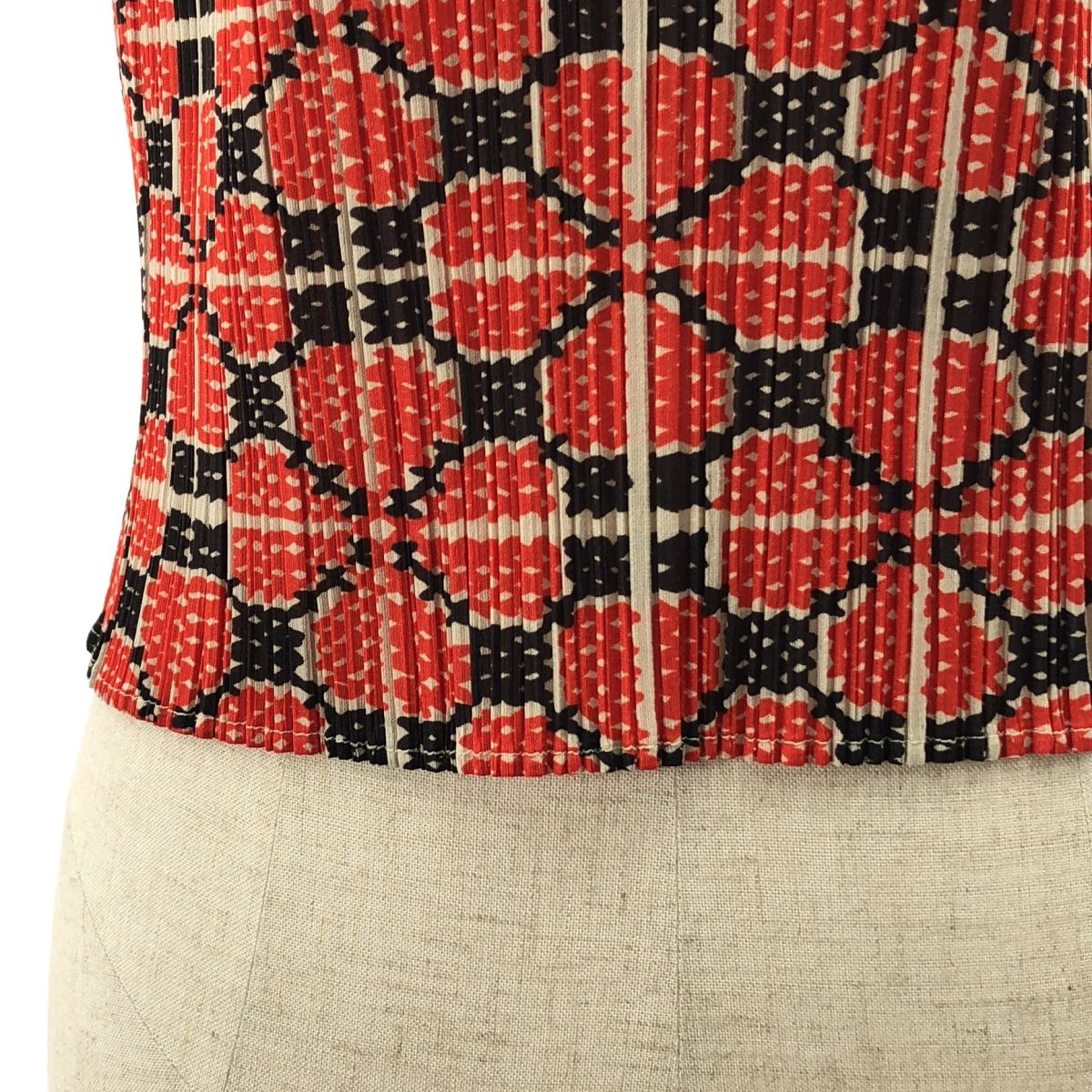 PLEATS PLEASE イッセイミヤケ ノースリーブ トップス 赤 総柄 PLEATS PLEASE イッセイミヤケ ノースリーブ トップス 赤 総柄