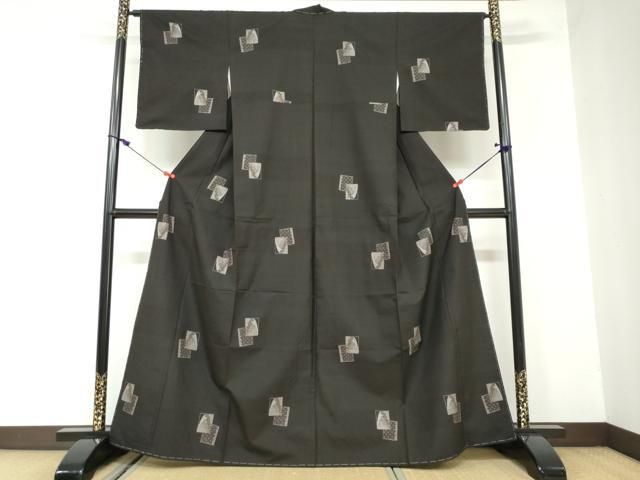 平和屋着物 本場大島紬 9マルキ 地空き 色紙重ね 黒地 正絹 DAAW5390ud