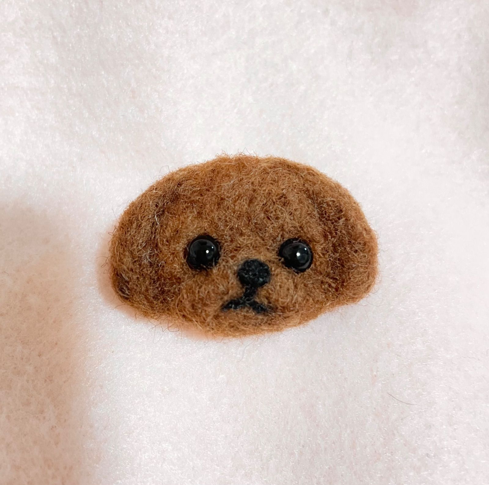 羊毛フェルト ダックスフンドちゃんブローチ 茶 ハンドメイド - おもちゃ