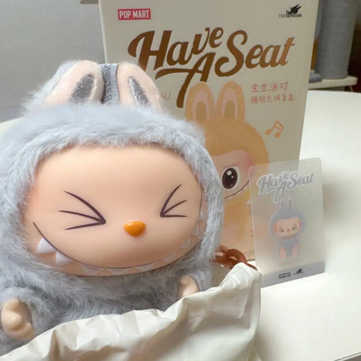 世界中で話題のキーホルダー Pop Mart Labubu POPMART LABUBU THE MONSTERS ぬいぐるみキーホルダーの通販 by