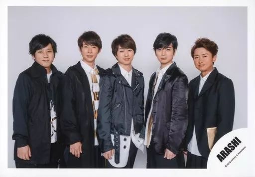 中古】生写真(ジャニーズ) 嵐/集合(5人)/横型・膝上・衣装黒・白