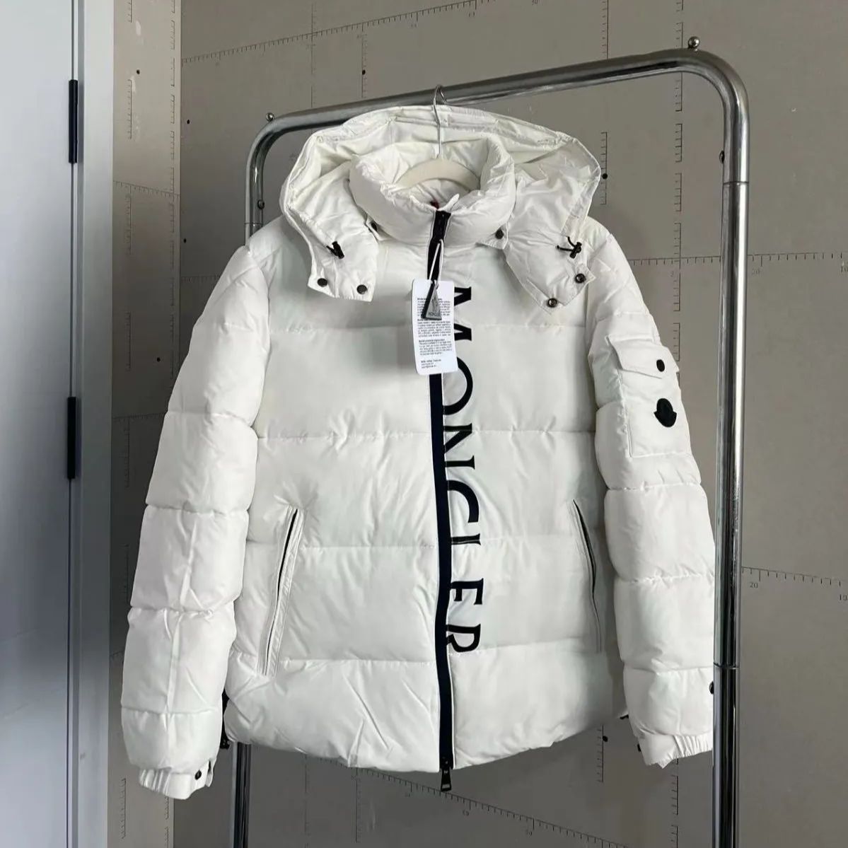 【新品　未使用】モンクレール　ジャケット　S 白 新品未使用】MONCLER （モンクレール）白 ダウンジャケット