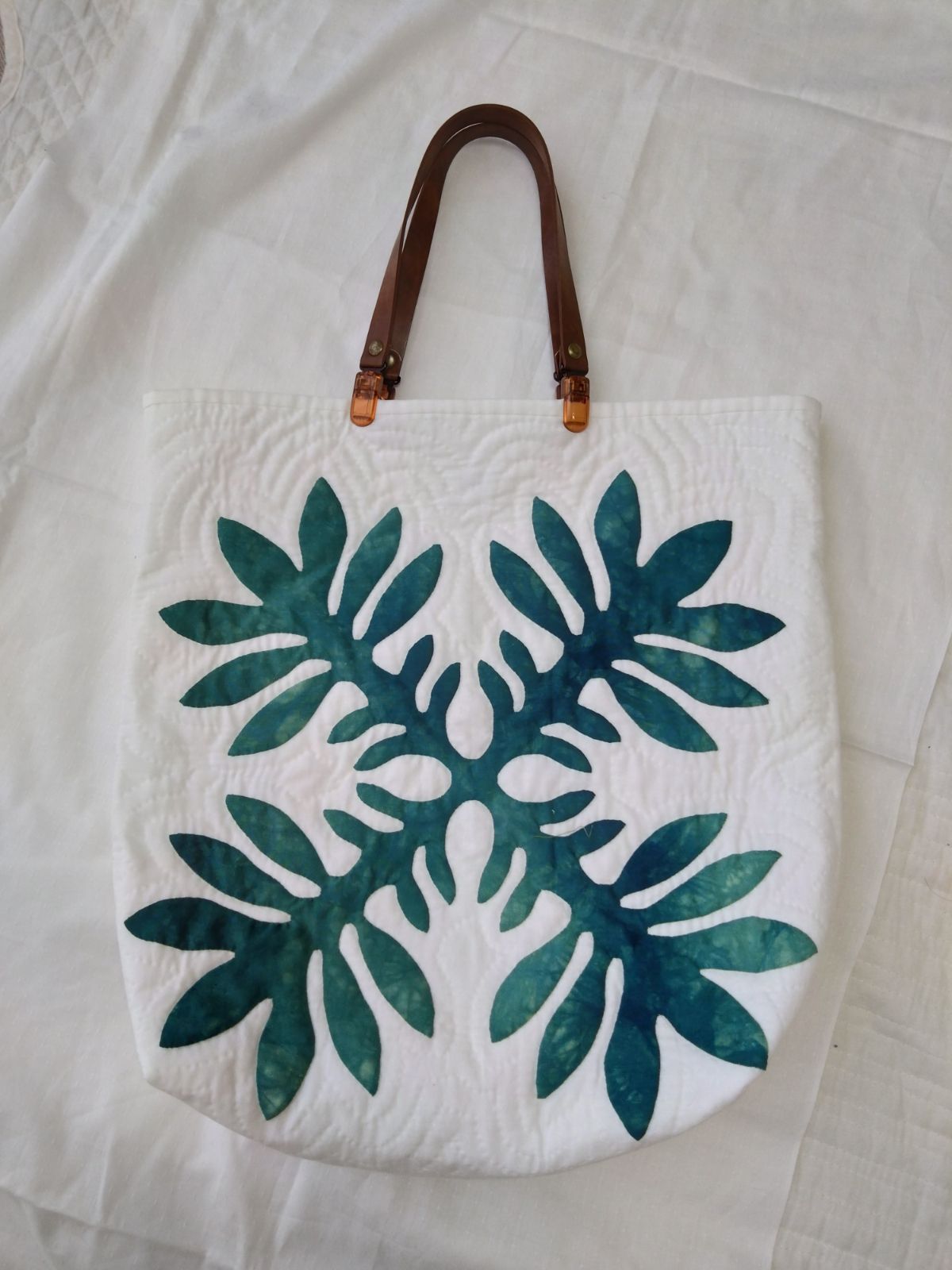 ハワイアンキルトトートバッグ 紺 グラデーション プルメリア