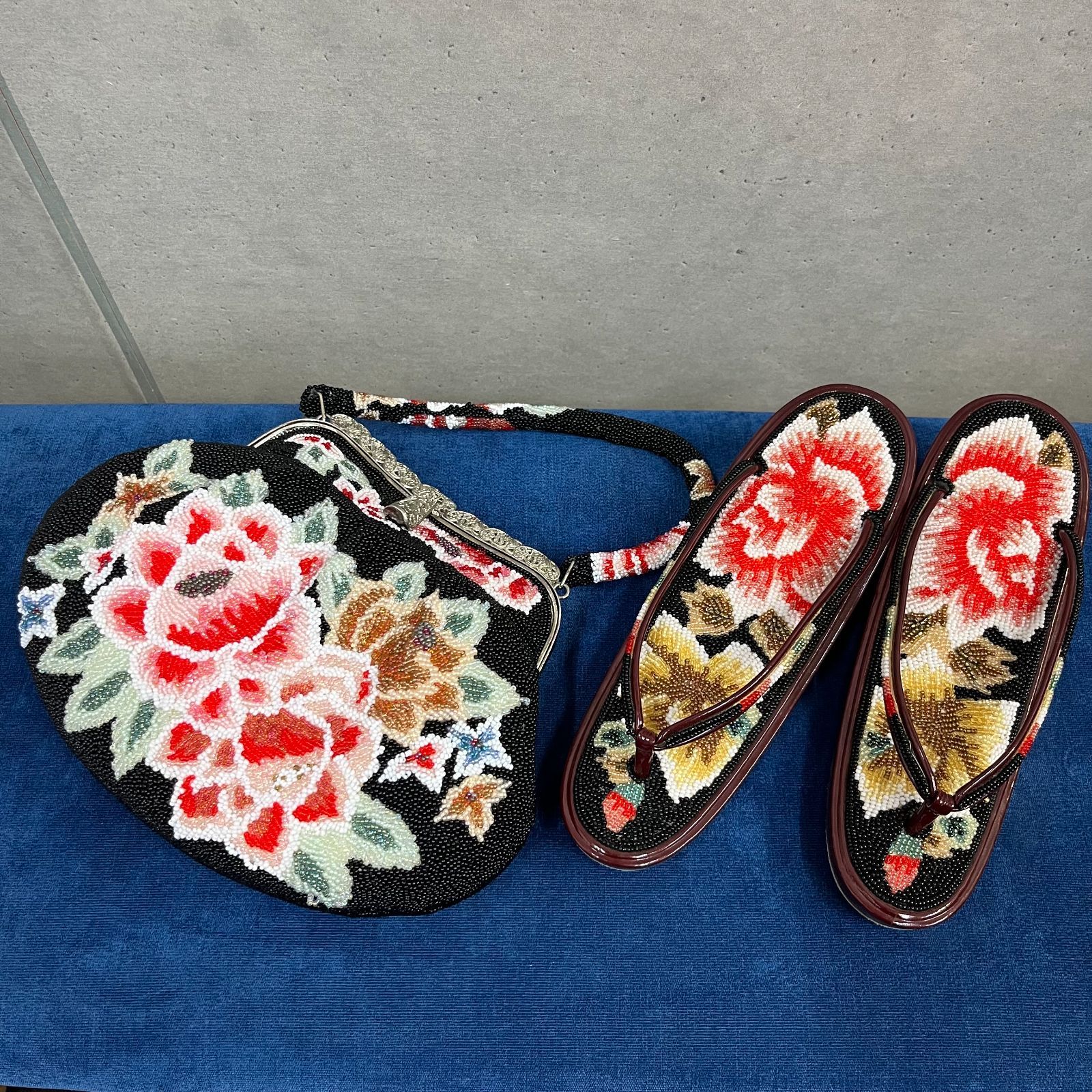 特価] 和装バッグ ハンドバッグ ビーズバッグ がま口 花柄 黒地 和装